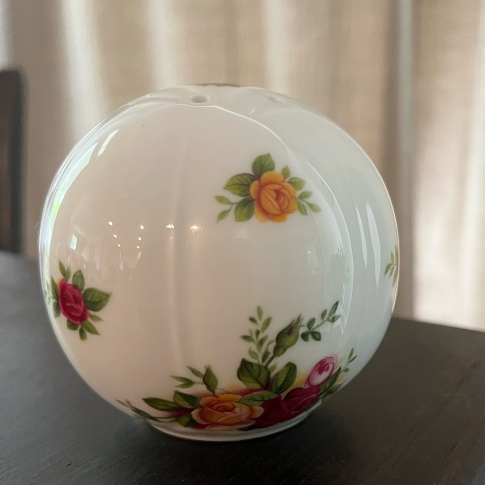 Royal Albert Old Country Roses Pomander